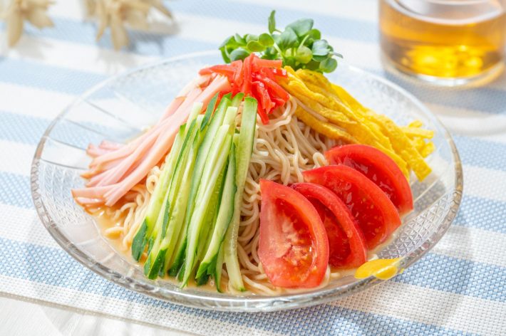 食卓の冷やし中華