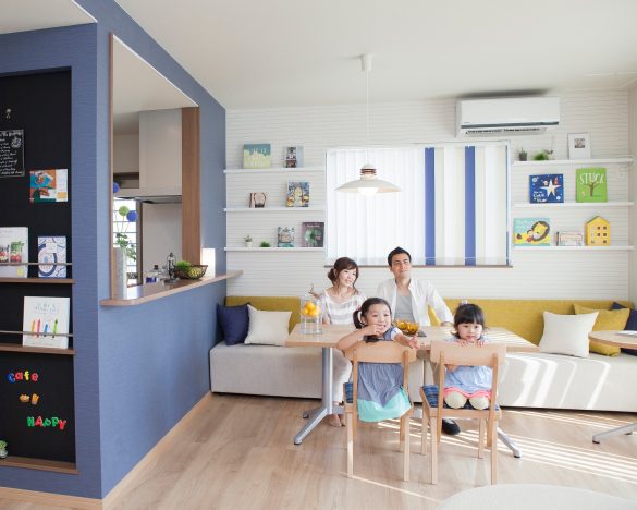 家でくつろぐ家族