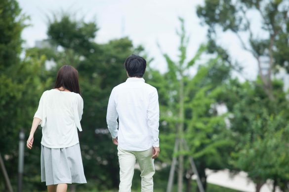 男女の後ろ姿
