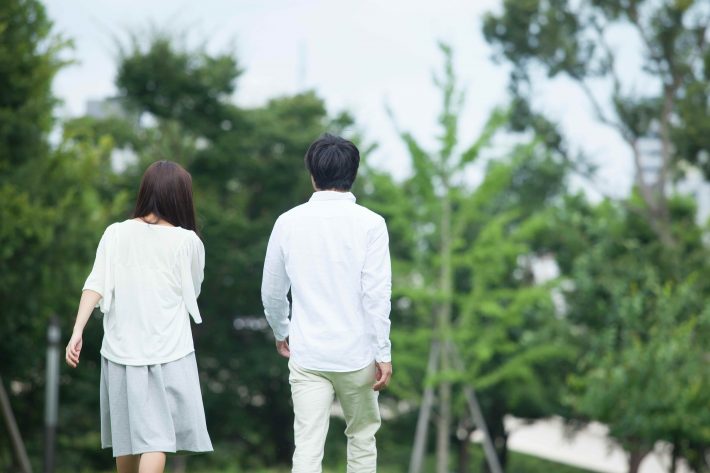 男女の後ろ姿