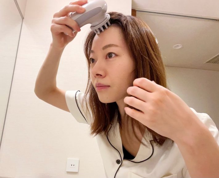 額の生え際～頭頂部へとマッサージ