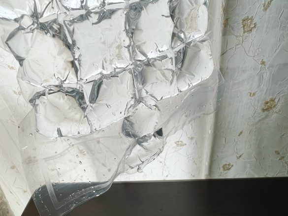 開口部を指先で軽く閉じるようになぞる！