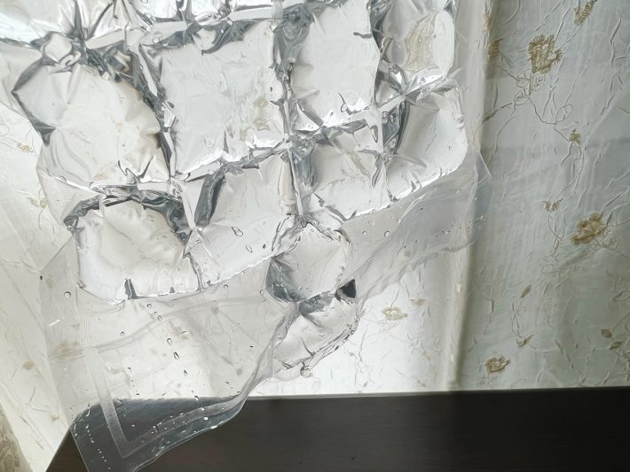 開口部を指先で軽く閉じるようになぞる！