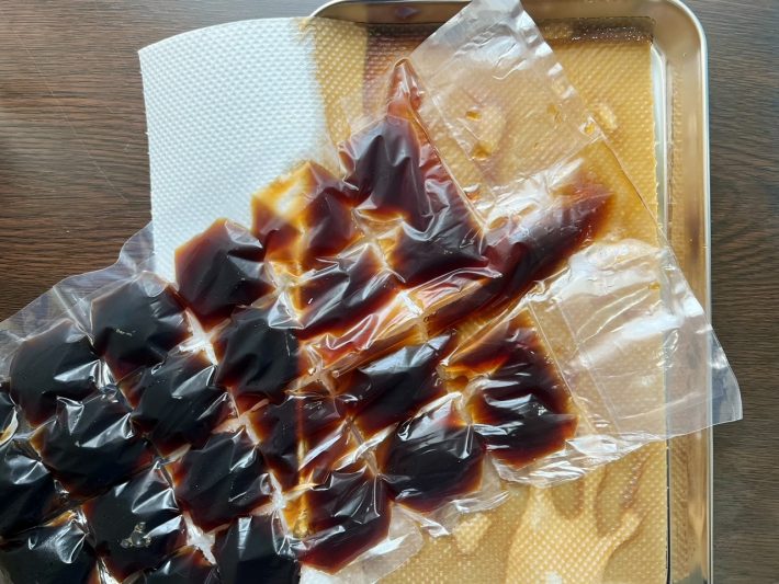 ビシャッとこぼれて止まらず…