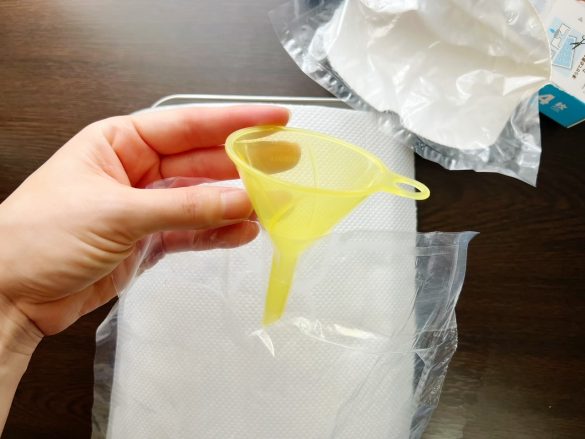 ろうとを使って飲み物を注ぐ