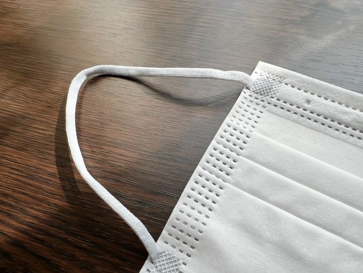 ひもは耳にやさしいやわらかいゴム