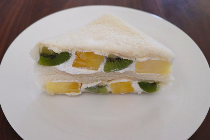 コンビニ3社のフルーツサンドをチェック