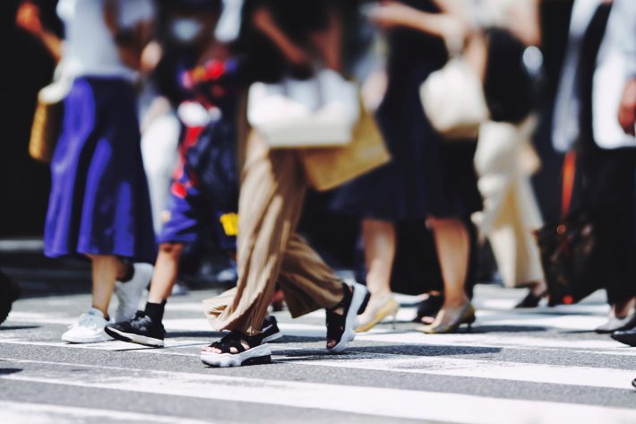 アニメでの女性像や経済の低迷も影響している