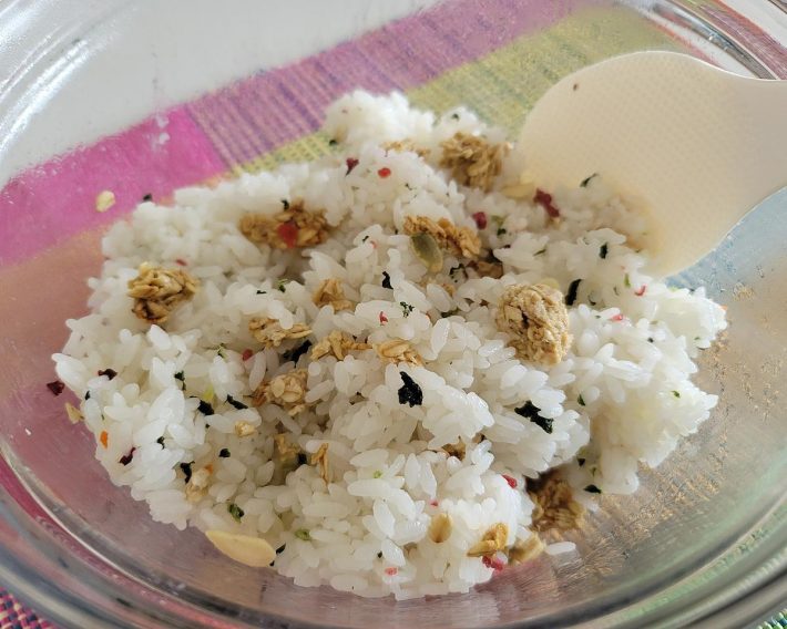 一緒に炊くのではなく、炊き上がったごはんに混ぜるだけで香ばしさや食感がアップします