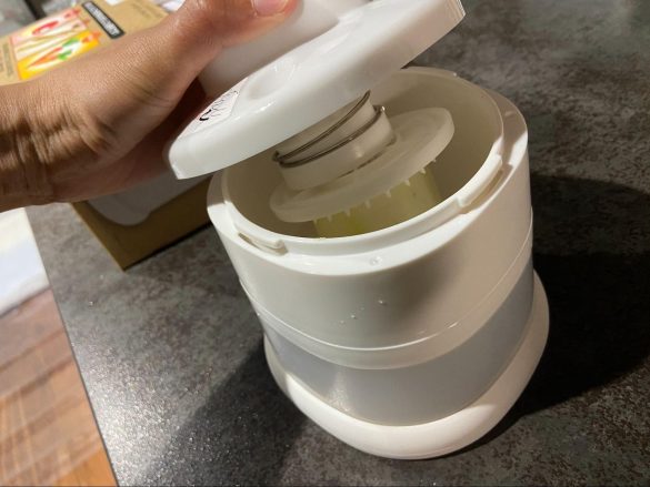 大根の直径が大きな面を押さえ針に差し込み、本体にセット