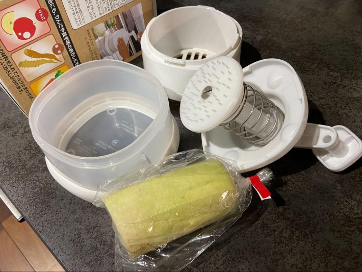 カインズ「くるくる大根おろし器」と大根