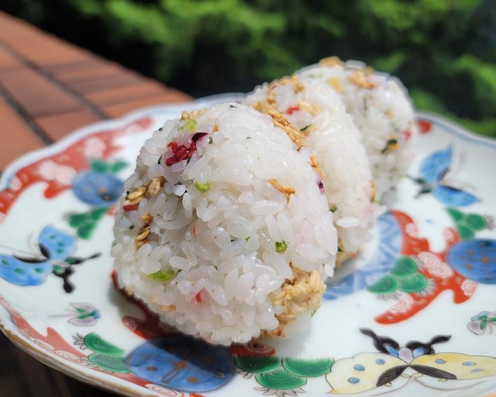 ベイクドオーツを混ぜ込んだおにぎり