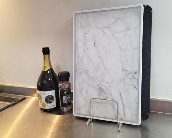 壁際に立てかけておくだけで、キッチンがおしゃれにアップグレード。