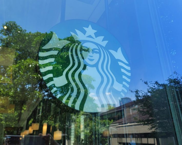 新緑の季節、スタバに行くと気になることがありました