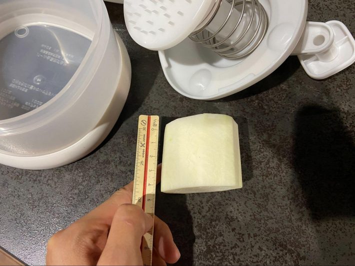 直径およそ5cm、高さ4.0〜4.5cmの大根