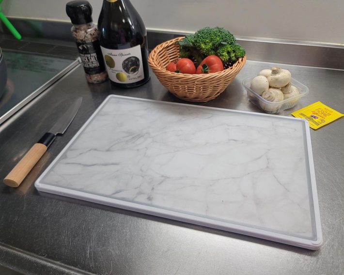 我が家の台所。ステンレスのキッチン台にもしっくり馴染みます