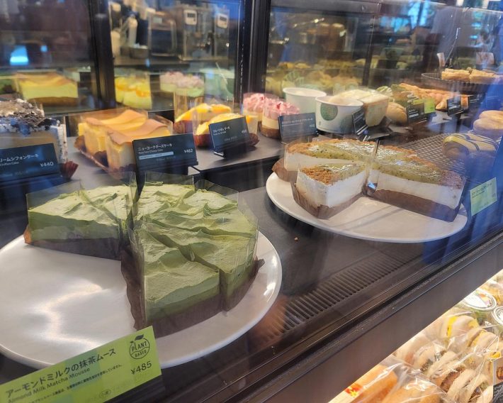 ケーキも、緑が気になります