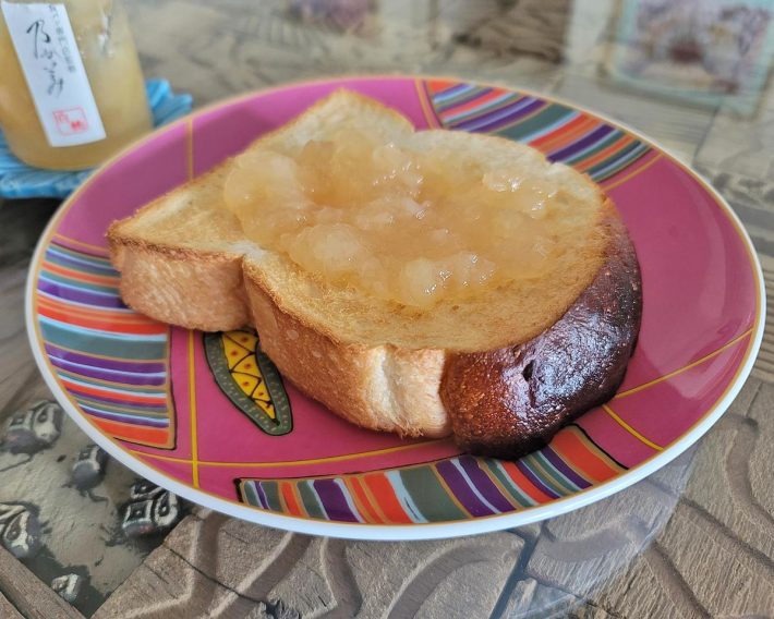 表面がうっすら色づく程度にトーストして、乃が美の白桃ジャム（1080円）を塗って食べてみました