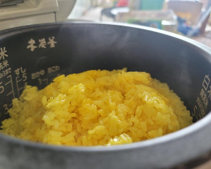 炊き上がったターメリックライス。モッチモチ感がたまりません