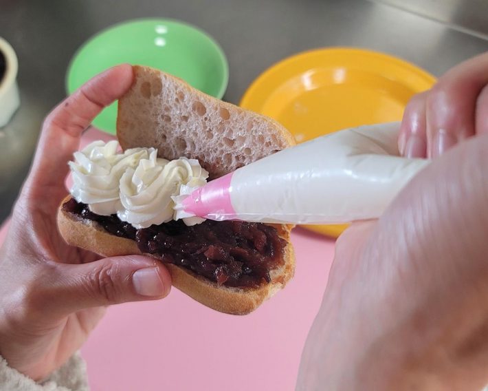 あんこの上にはマスカルポーネをふんわりたっぷり乗せよう