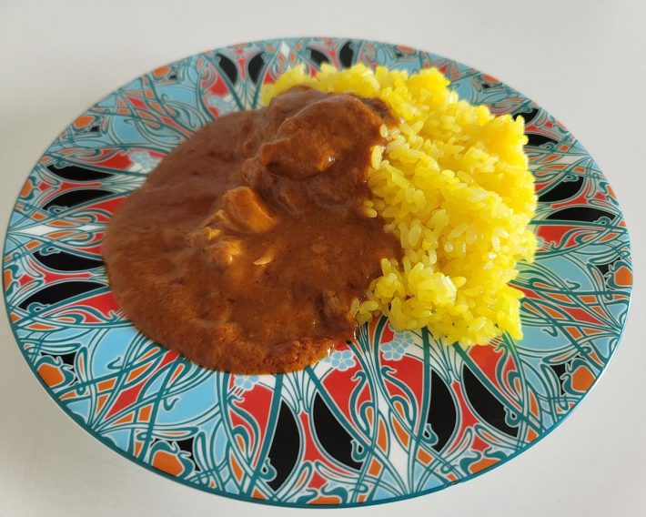 レトルトのバターチキンカレーを合わせただけですが、なんとも雰囲気が出ます