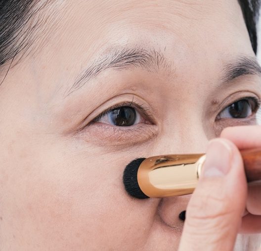 2. 軽くたたいてぼかす