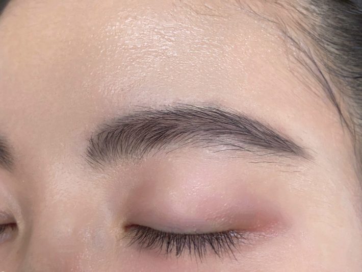 隙間を埋めて毛流れを整えたあとぼかす