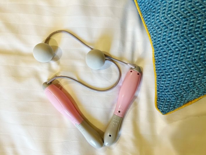 縄が短く先端にはボールがついてる