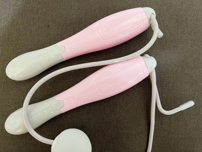 縄跳びと同様にボールを回しながらジャンプ！