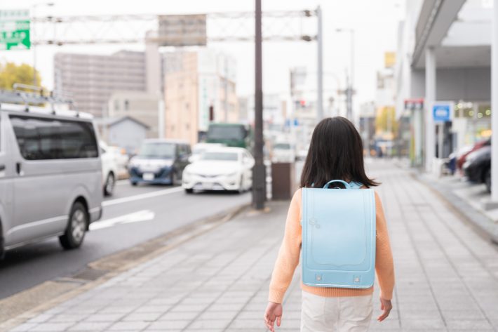 小学生の女の子　後ろ姿　ランドセル
