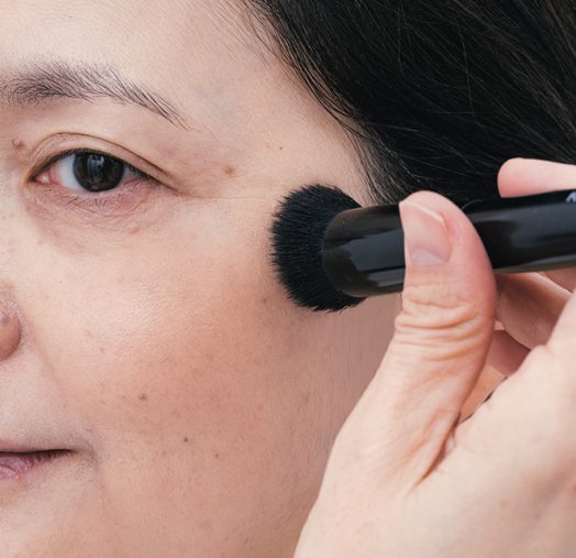 ブラシでトントンなじませる