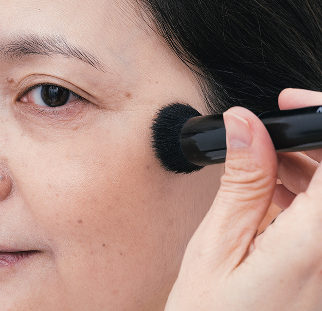 ブラシでトントンなじませる