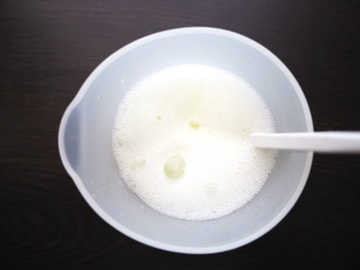 空気を含ませるように上下