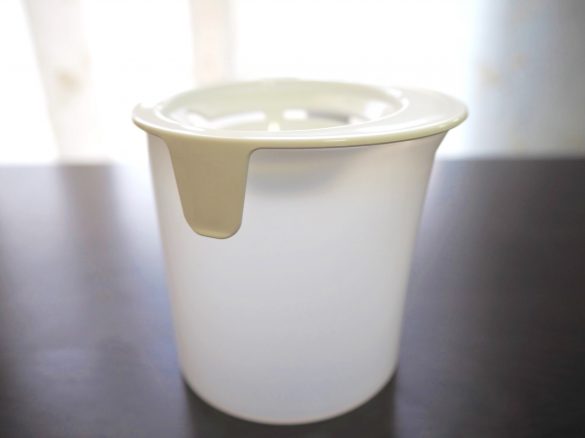 メレンゲカップの上に黄身分けをセット