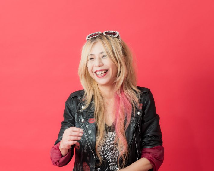 フェイスパックを絞る?! 驚きのスキンケア