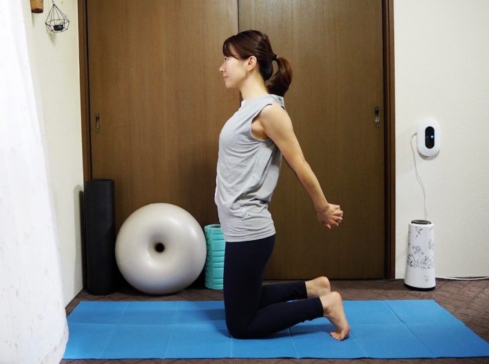 （2）ひじを伸ばしたまま、こぶしを持ち上げる～下ろす【20回】