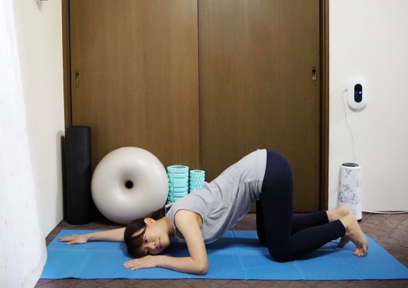 (2)右手を前に大きく伸ばし、息を吐きながら右側頭部を床につける