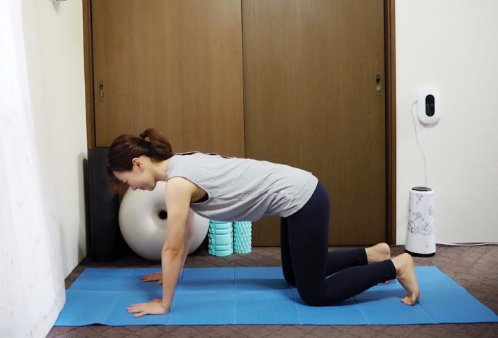 （1）四つ這いになる