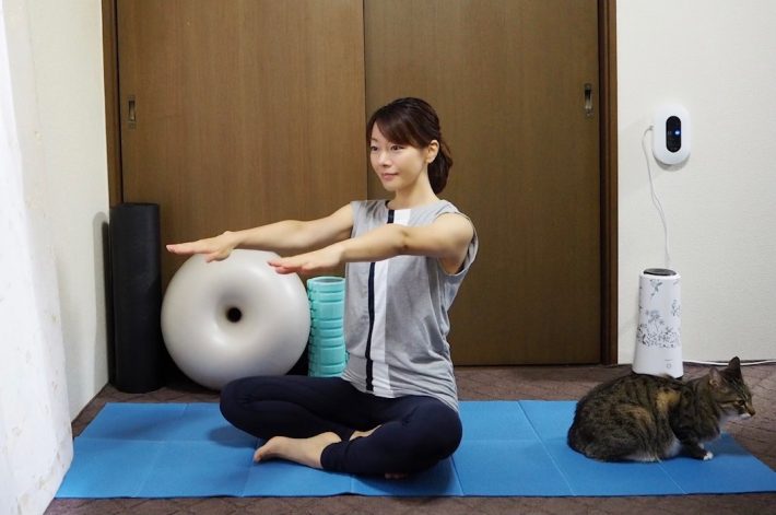 （1）楽な姿勢で座り、両腕を体の前に伸ばす（手のひらは下向き）