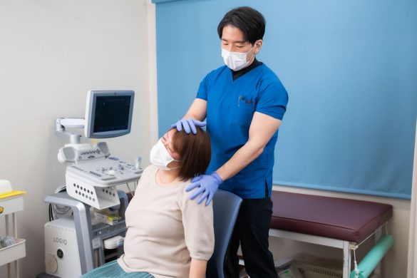 肩こりに悩む「女子SPA！」編集長も（写真は触診を受けているところです）