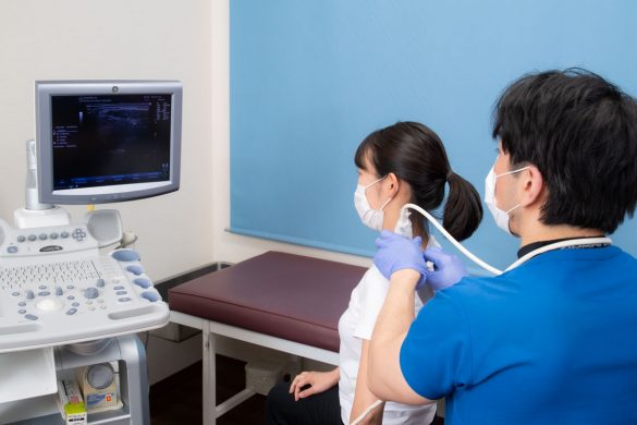 超音波診断装置のモニターに映された映像を見ながら注射