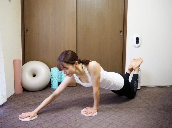 右手を前にスライド～戻す