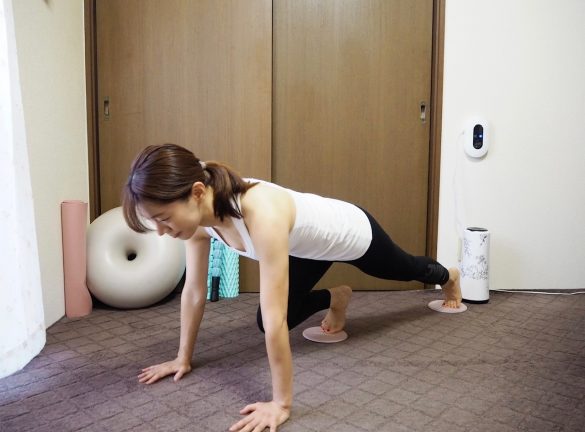 左右の足を交互に腹部に引き寄せる