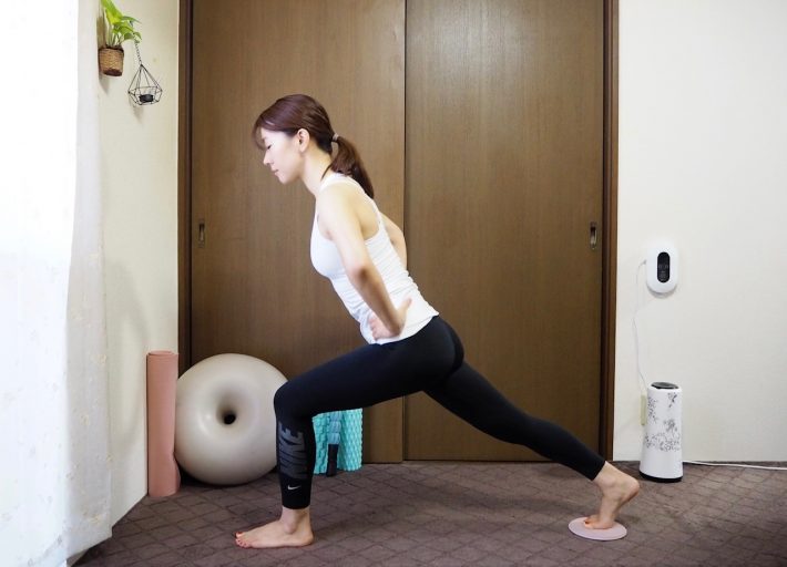 右足をうしろにスライド