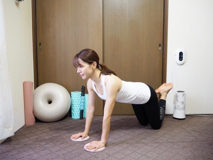 四つ這いの姿勢になる