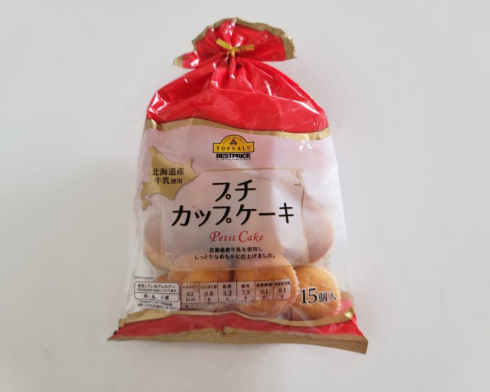 筆者がトップバリュベストプライスの名品だと思っている「プチカップケーキ」（税込価格 278.64円）15個入り