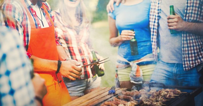 バーベキューをするグループ