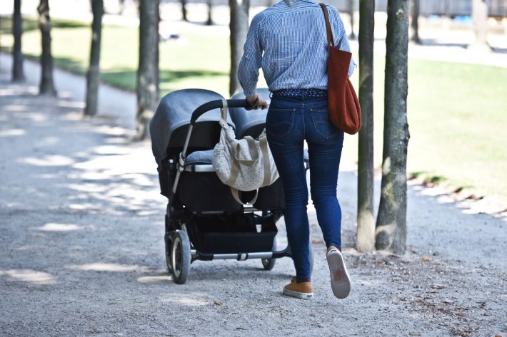 ベビーカーを押す女性