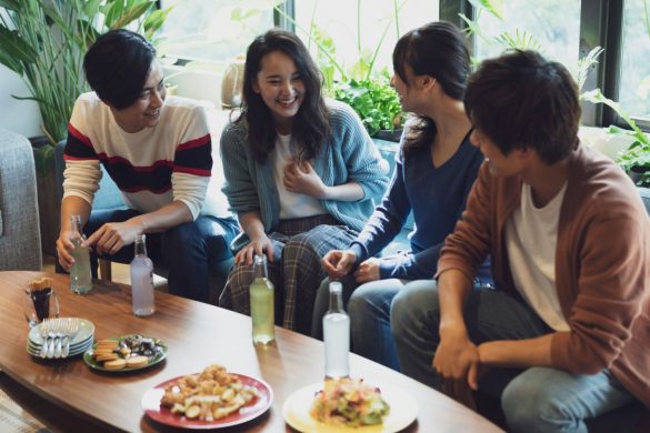カフェで話す男女
