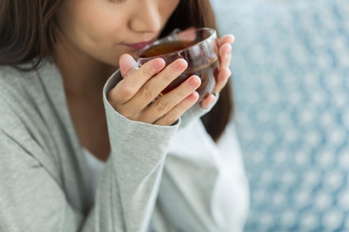 お茶を飲む女性